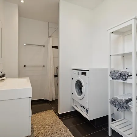 Charmerende 2br M Privat Parkering Apartment *