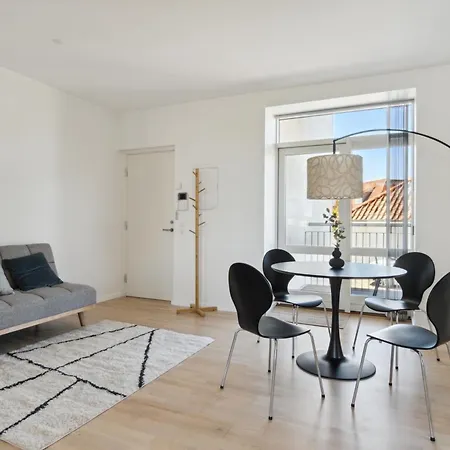 Charmerende 2br M Privat Parkering דירה