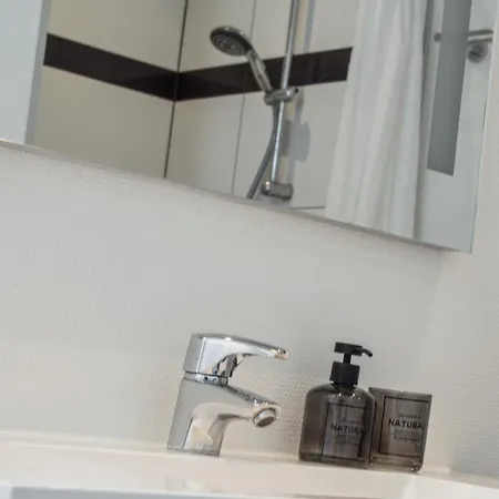 Charmerende 2br M Privat Parkering דירה